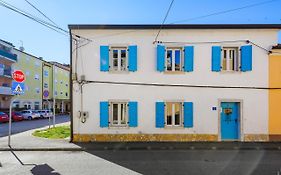 Center House With Apartments